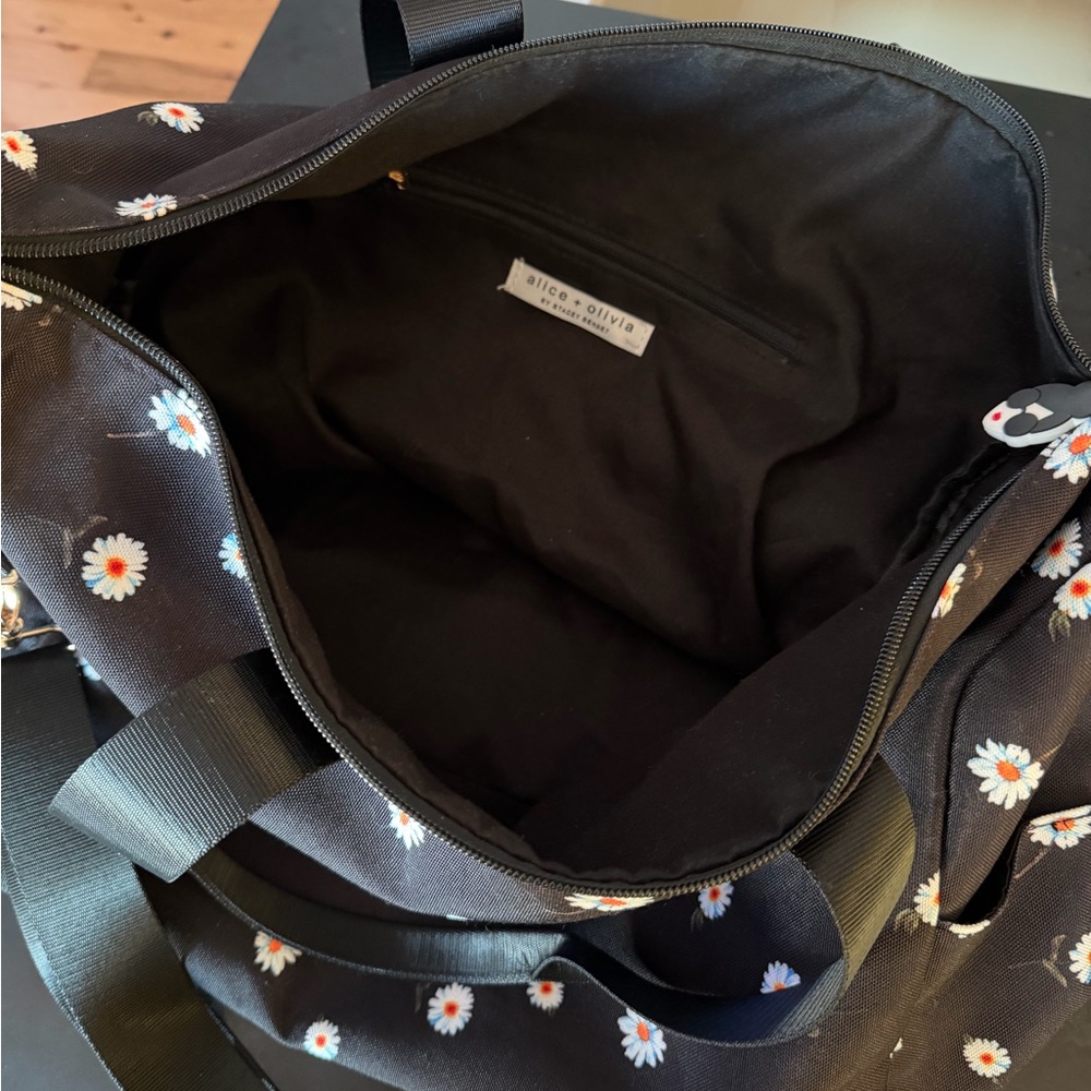 ALICE + OLIVIA Daisy Print Travel Weekend
Duffle Bag - Picture 6 of 8